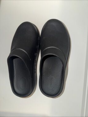 OOFOS Black Slip-On Clog Mules